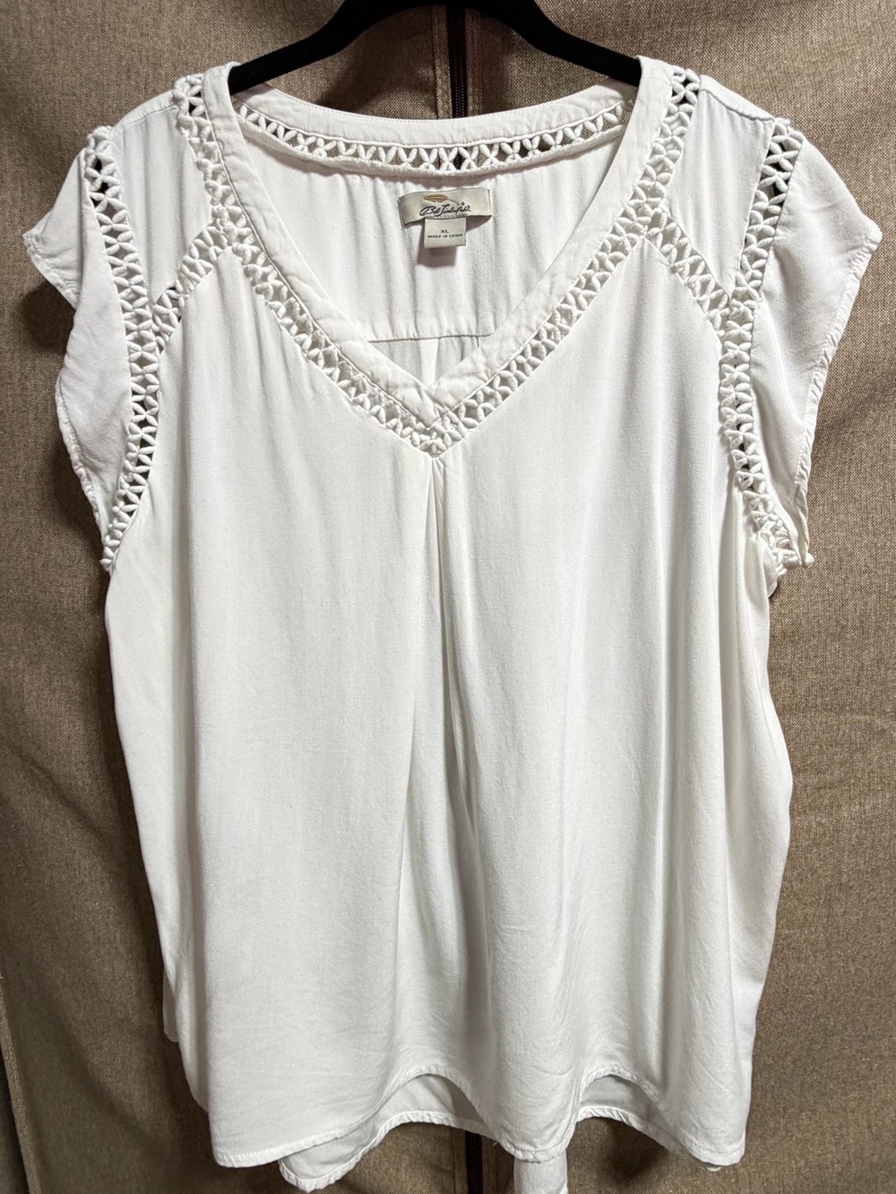 Women’s White V-Neck Sleeveless Top with Crochet Trim XL